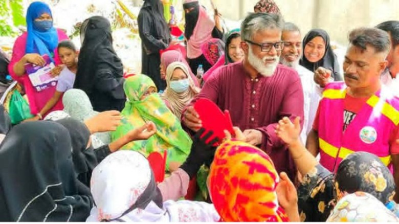 দ্বিতীয় দিনেও পরীক্ষাকেন্দ্রে টিম খোরশেদের হাতপাখা ও পানি বিতরণ